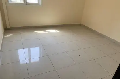 شقة - غرفة نوم - 2 حمامات للايجار في بناء النباعة - النبعة - الشرق - الشارقة