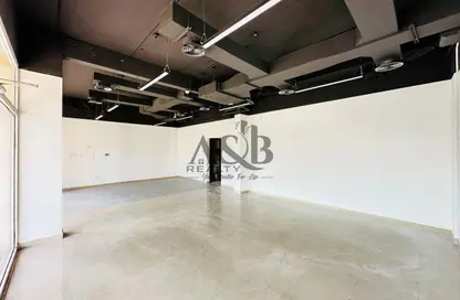 متجر - استوديو - 1 حمام للايجار في كيو02 - طراز فرنسي - المدينة العالمية - دبي