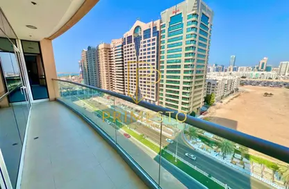 شقة - 2 غرف نوم - 4 حمامات للايجار في يونايتد سكوير - الخالدية - أبوظبي