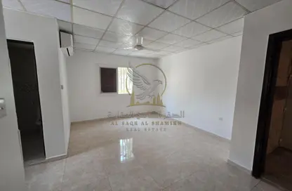 Apartment - 1 Bathroom for rent in Al Qulaya'ah - Al Sharq - Sharjah