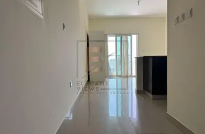 شقة - 1 حمام للايجار في المساكن الحمراء - مدينة دبي الرياضية - دبي