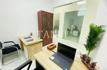 مكتب - غرفة نوم - 1 حمام للايجار في ريد اڤينيو - منطقة القرهود - دبي