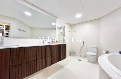 Apartment - 3 Bedrooms - 4 Bathrooms for rent in Al Anbara - Shoreline Apartments - Palm Jumeirah - Dubai