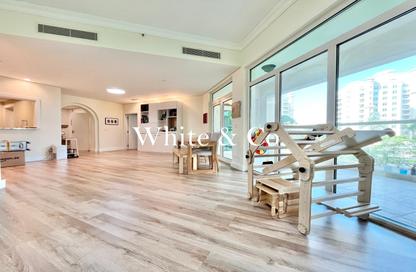 Apartment - 3 Bedrooms - 4 Bathrooms for rent in Al Anbara - Shoreline Apartments - Palm Jumeirah - Dubai