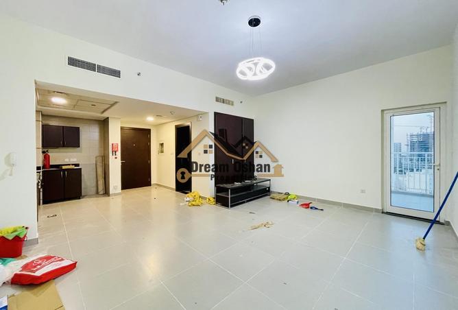 STUDIO WITH BALCONY_WELL BRIGHT_READY TO MOVE