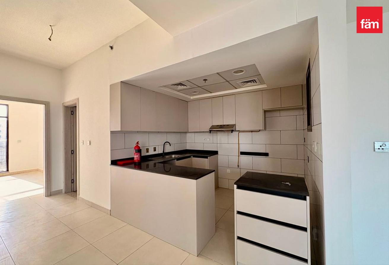 Bright & Spacious Prime Location Upgraded To 2br photo 4