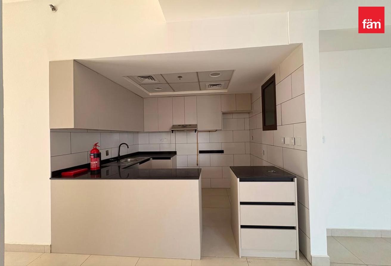 Bright & Spacious Prime Location Upgraded To 2br photo 3