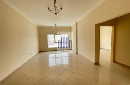 شقة - غرفة نوم - 2 حمامات للايجار في طريق فاير ستاشن - مويلح - الشارقة شقة - غرفة نوم - 2 حمامات للايجار في طريق فاير ستاشن - مويلح - الشارقة