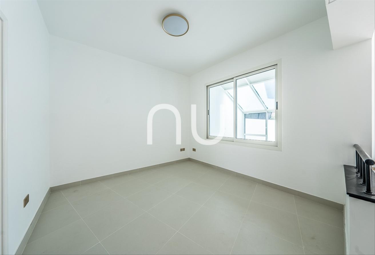 Upgraded Villa with Private Pool in Prime Location photo 7