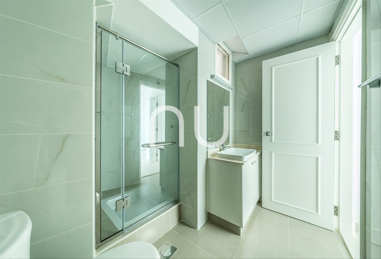 Upgraded Villa with Private Pool in Prime Location photo 11
