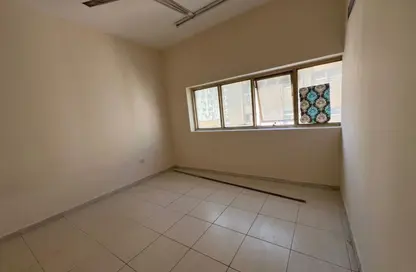 شقة - غرفة نوم - 2 حمامات للايجار في بناء النباعة - النبعة - الشرق - الشارقة