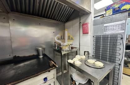 Retail - Studio - 1 Bathroom for rent in Al Habbai Karama Building - Al Karama - Dubai