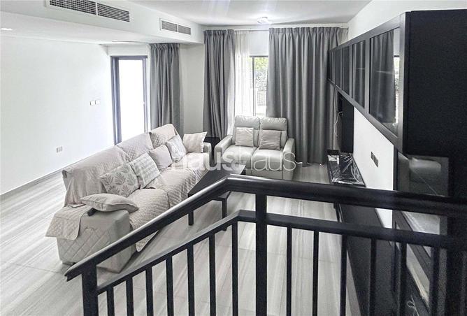 Semi Furnished |Excellent Location |Park Backing — photo 2