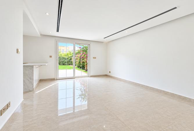 2-bed villa in Springs 3 · Vacant · Upgraded — photo 2