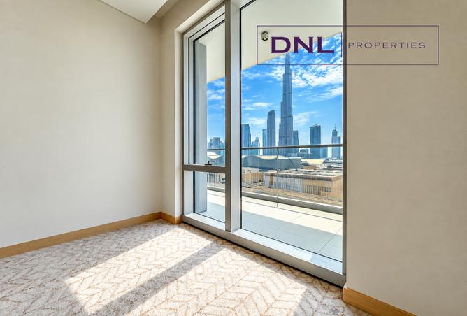 Vacant | Burj Khalifa & Pool View | Fitted Kitchen photo 3