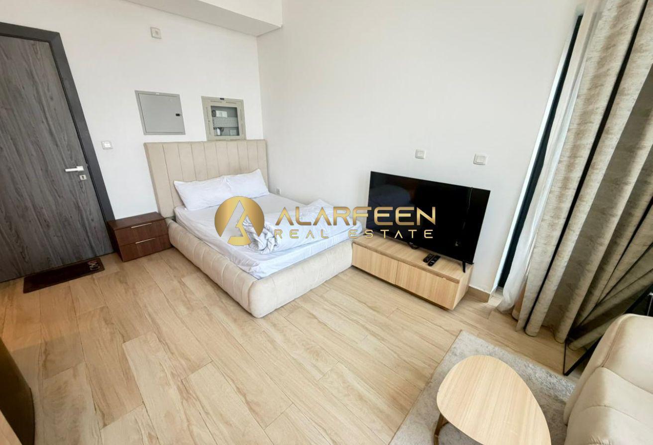 Luxurious Furnished / Best amenities / Near Circle photo 3