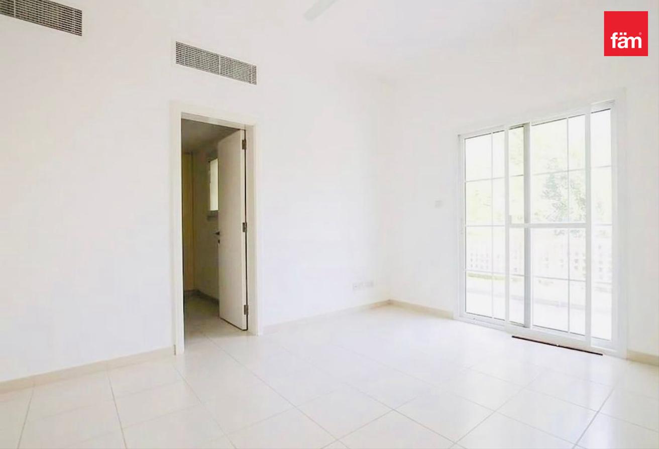 Spacious Family Townhouse | Peaceful Green Surr photo 4
