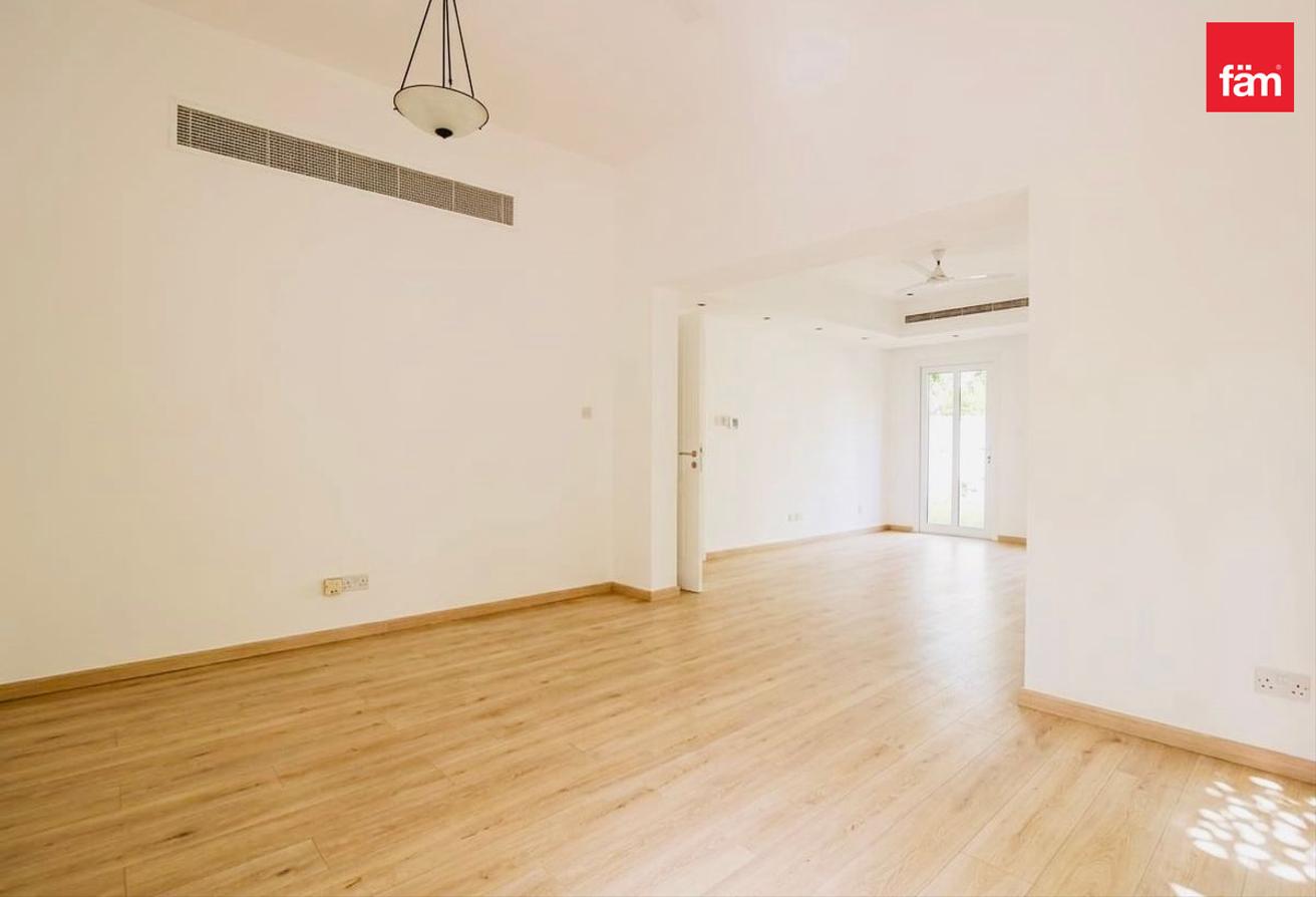 Spacious Family Townhouse | Peaceful Green Surr photo 9
