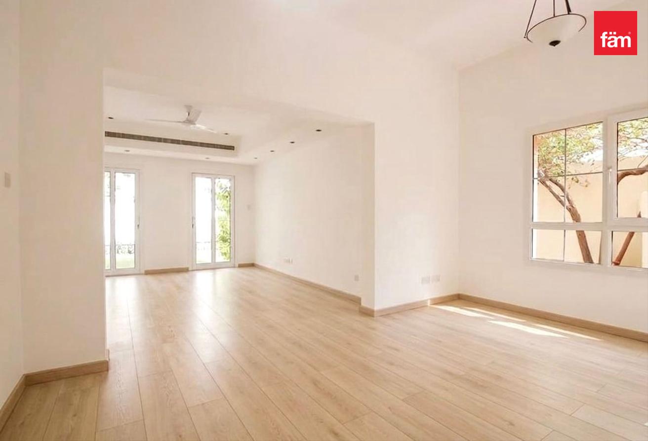 Spacious Family Townhouse | Peaceful Green Surr photo 2