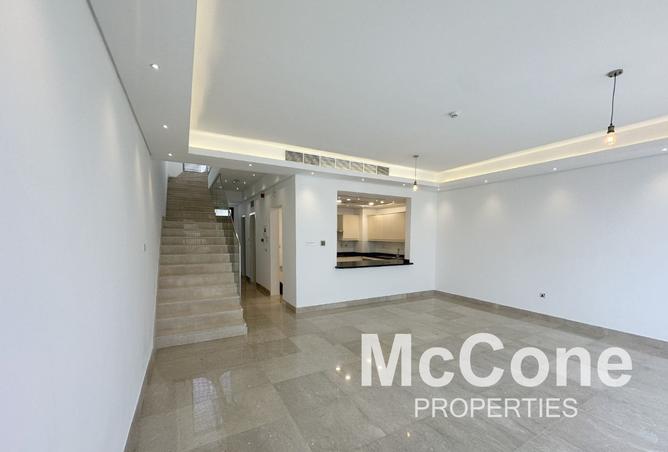 + Maid | Beautiful Townhouse | Vacant photo 3