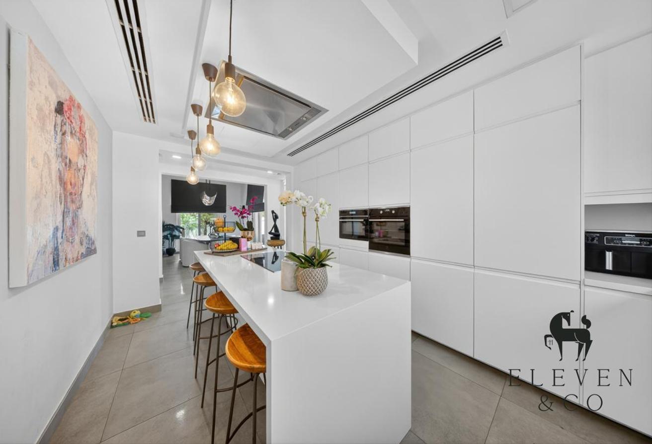 Fully Upgraded | 5BR Greenbelt Corner Villa photo 6