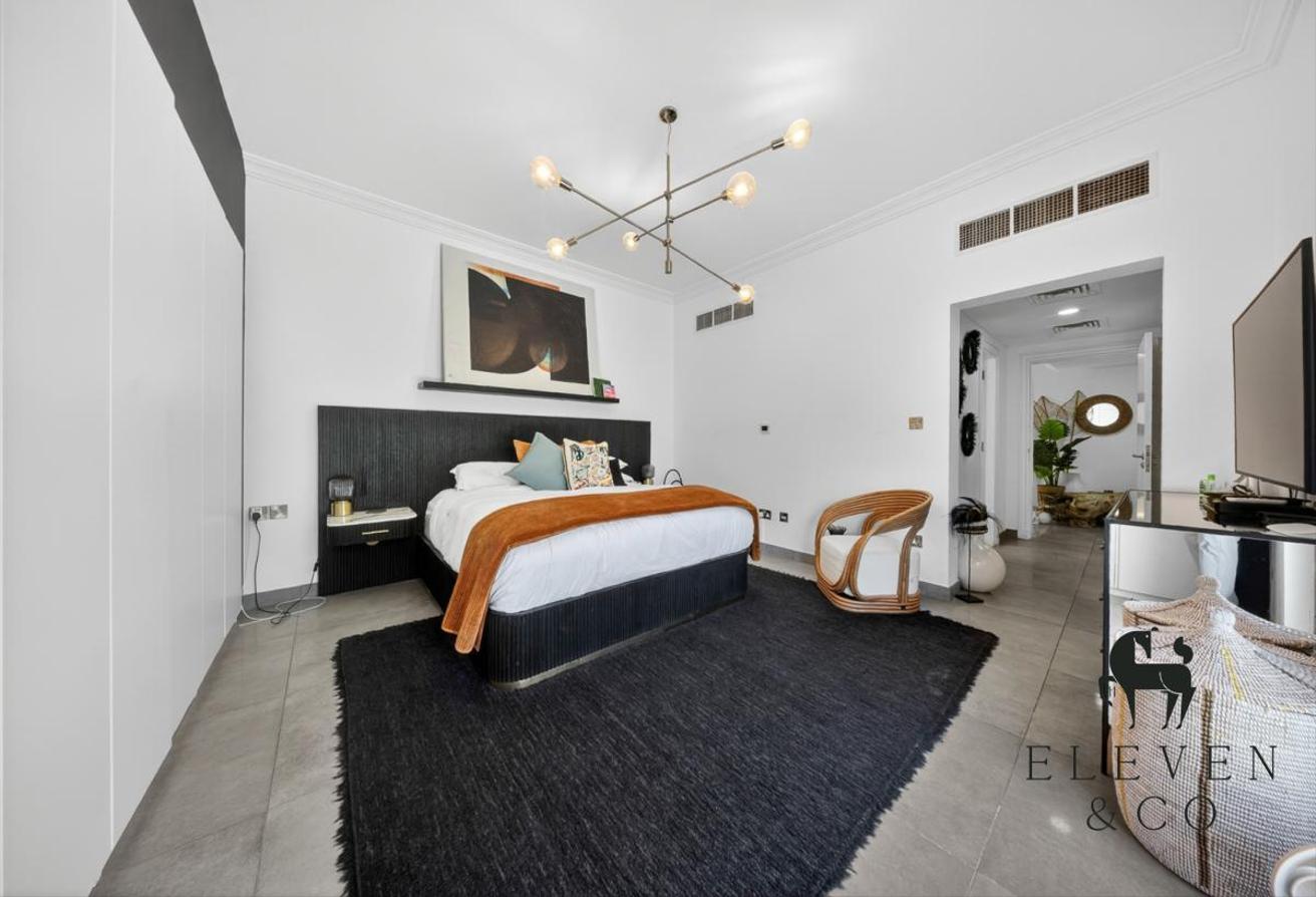 Fully Upgraded | 5BR Greenbelt Corner Villa photo 9