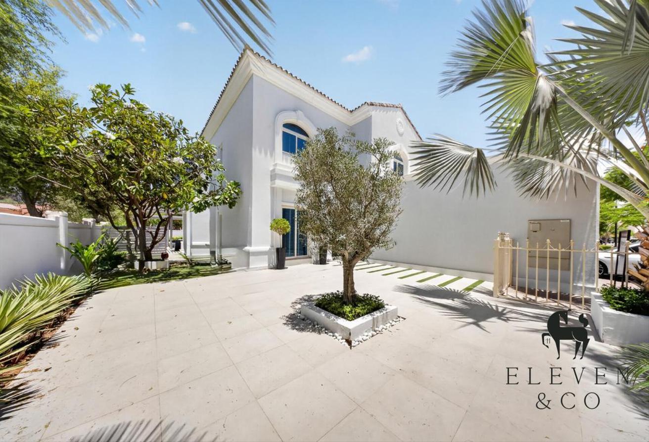 Fully Upgraded | 5BR Greenbelt Corner Villa photo 16