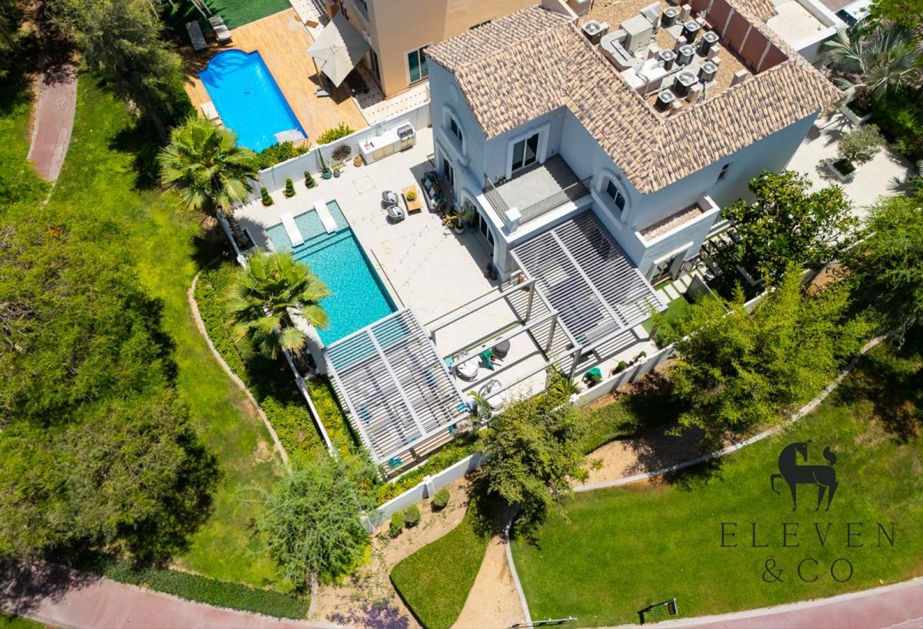 Fully Upgraded | 5BR Greenbelt Corner Villa photo 17