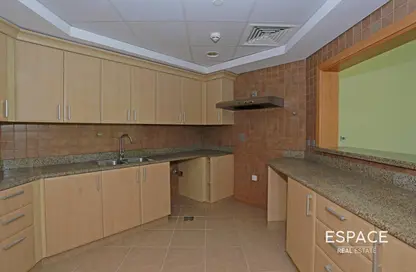 Apartment - 2 Bedrooms - 3 Bathrooms for rent in Al Sarrood - Shoreline Apartments - Palm Jumeirah - Dubai