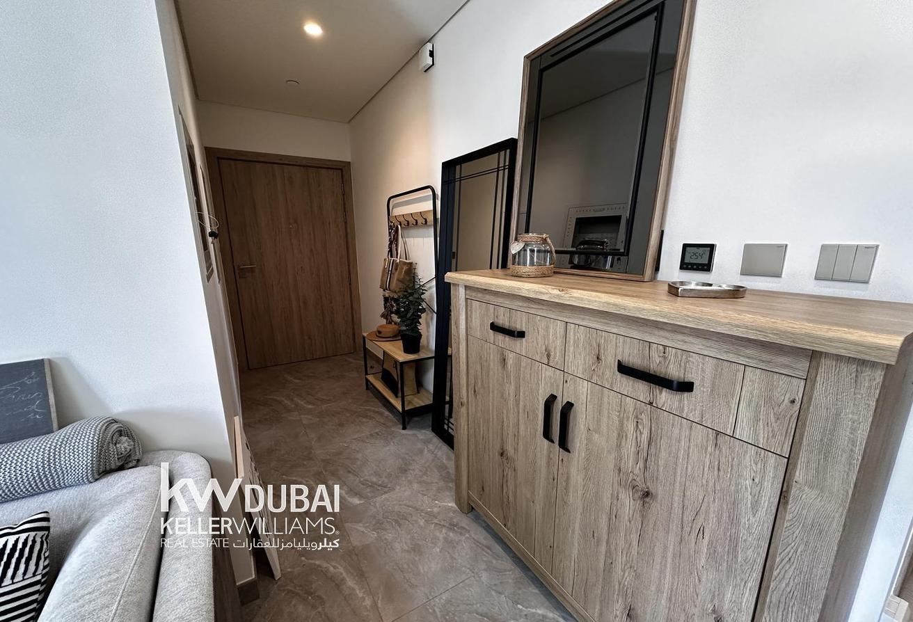 Vacant | Furnished | Burj View | Conner Unit photo 3