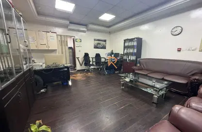 مكتب - استوديو - 1 حمام للبيع في مبنى واي13 - طراز إنجليزي - المدينة العالمية - دبي