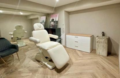 Shop - Studio - 1 Bathroom for rent in The Village Mall - Jumeirah 1 - Jumeirah - Dubai