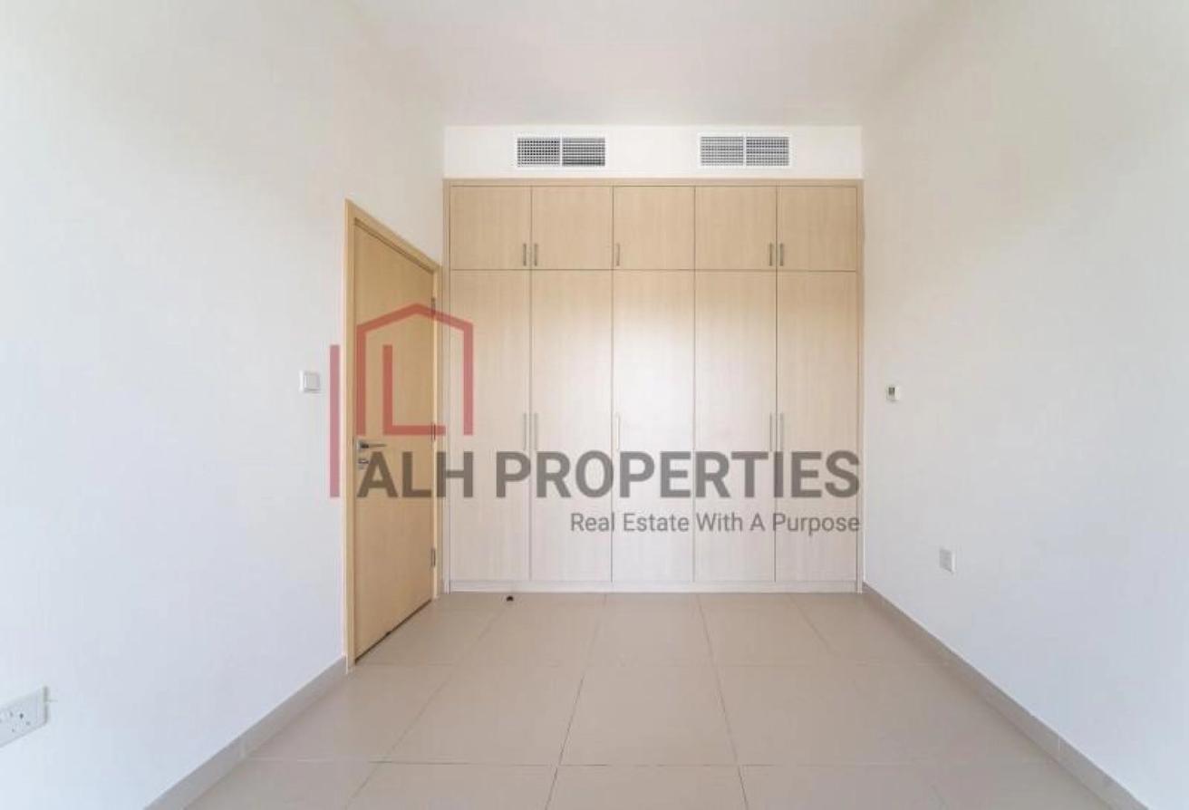 Vacant | Single Row | Landscaped| Large plot photo 12
