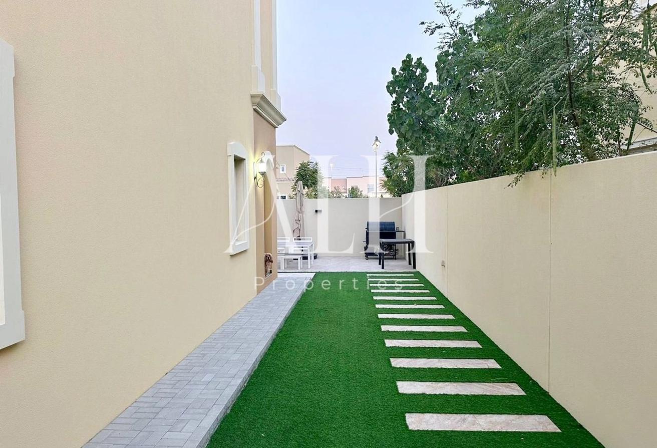 Vacant | Single Row | Landscaped| Large plot photo 25