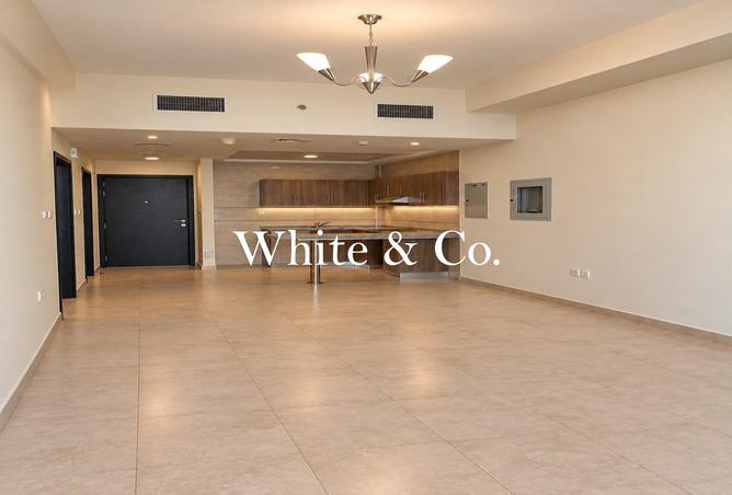 Vacant | Lake view | High floor | Investor