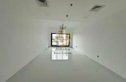 شقة - غرفة نوم - 2 حمامات للايجار في بناية تريو - البرشاء 1 - البرشاء - دبي