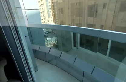 شقة - 2 غرف نوم - 3 حمامات للايجار في برج الكورنيش - الرميلة - عجمان