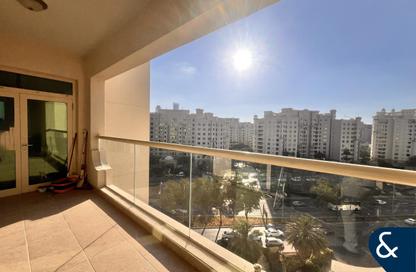 Apartment - 3 Bedrooms - 3 Bathrooms for rent in Jash Falqa - Shoreline Apartments - Palm Jumeirah - Dubai