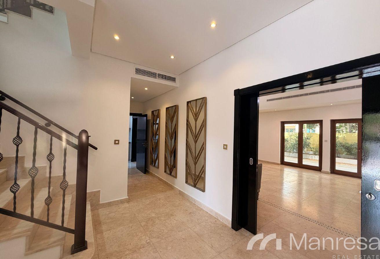 Stunning 5BR Villa I Landscaped Garden I Upgraded photo 4