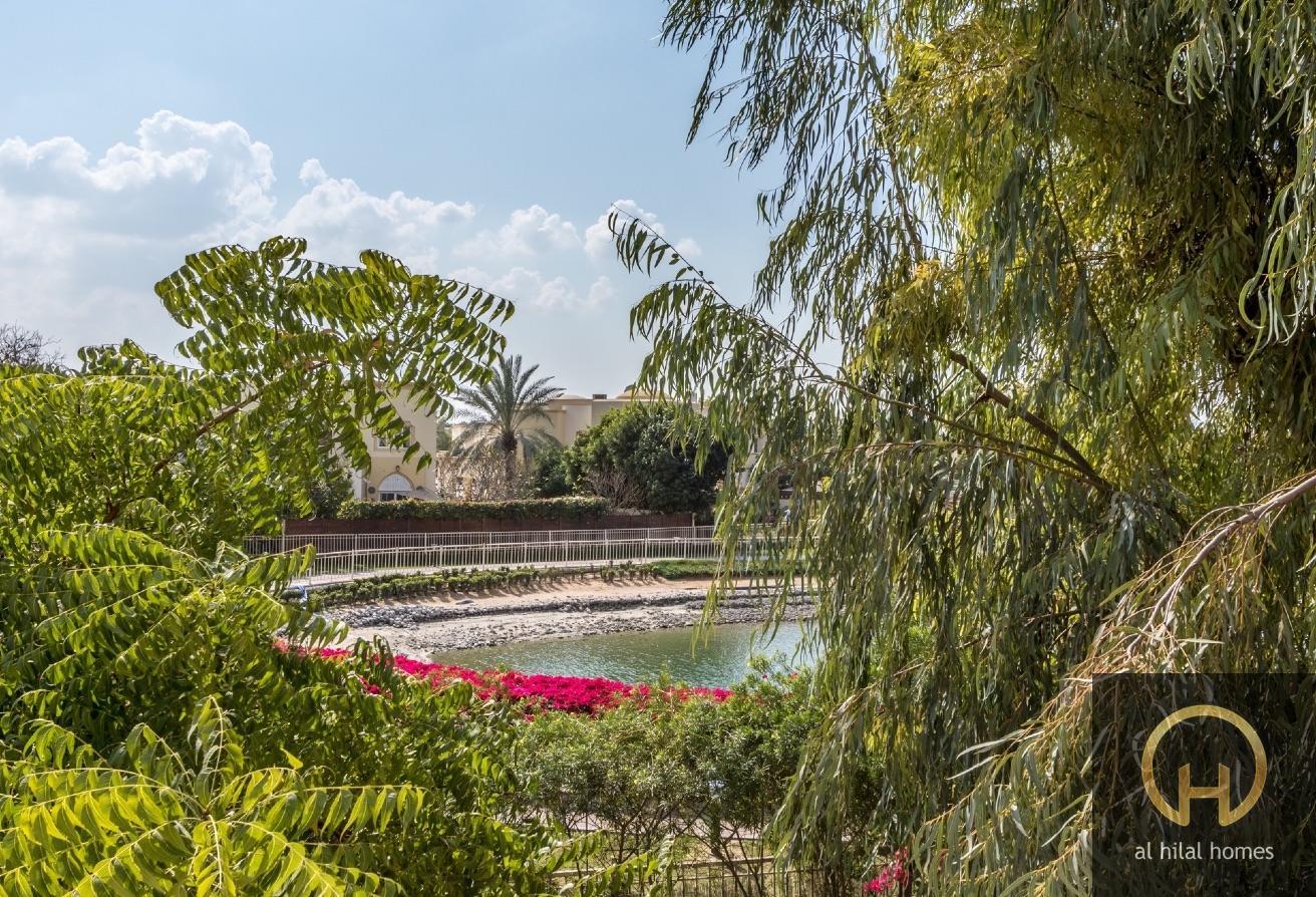 Stunning 3BR + Study Villa | Lake Backing | Spring photo 30