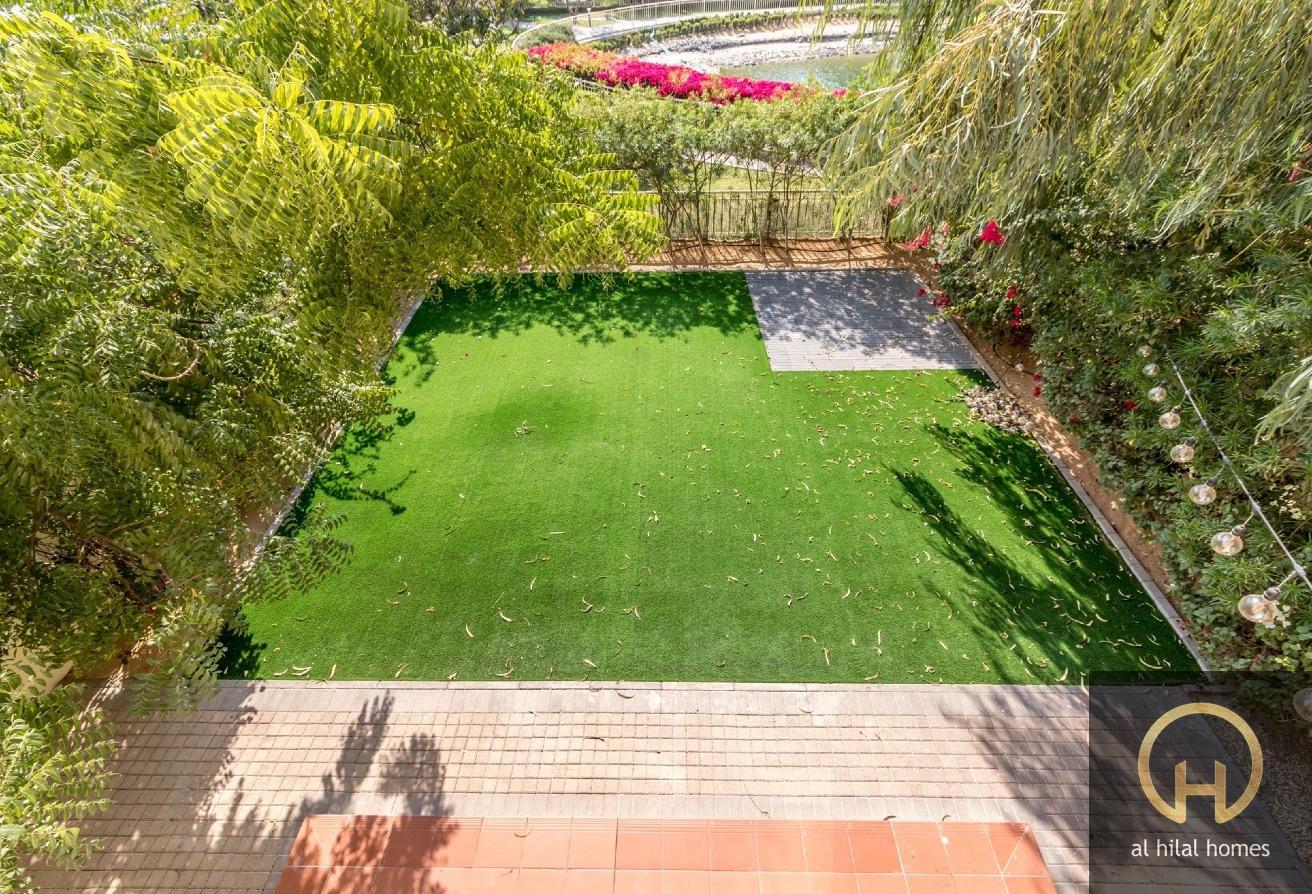 Stunning 3BR + Study Villa | Lake Backing | Spring photo 17