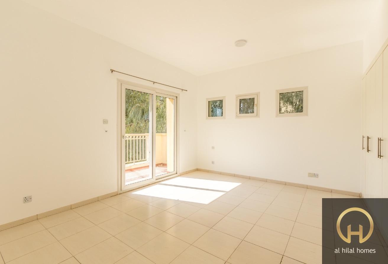 Stunning 3BR + Study Villa | Lake Backing | Spring photo 4