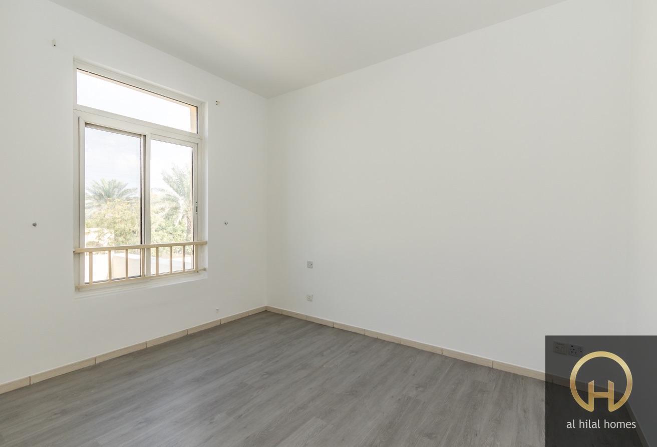 Stunning 3BR + Study Villa | Lake Backing | Spring photo 10