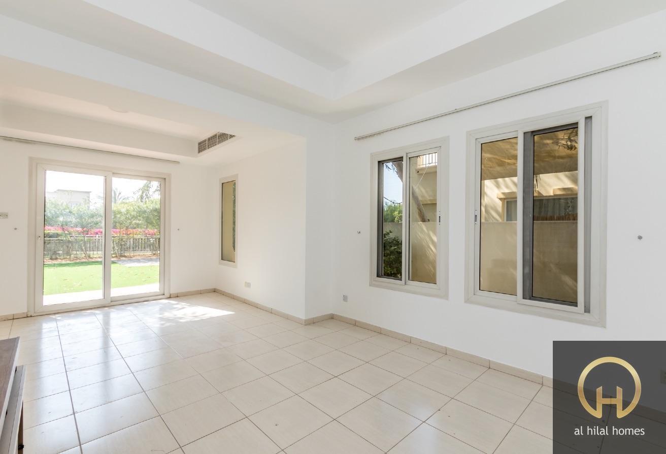 Stunning 3BR + Study Villa | Lake Backing | Spring photo 11
