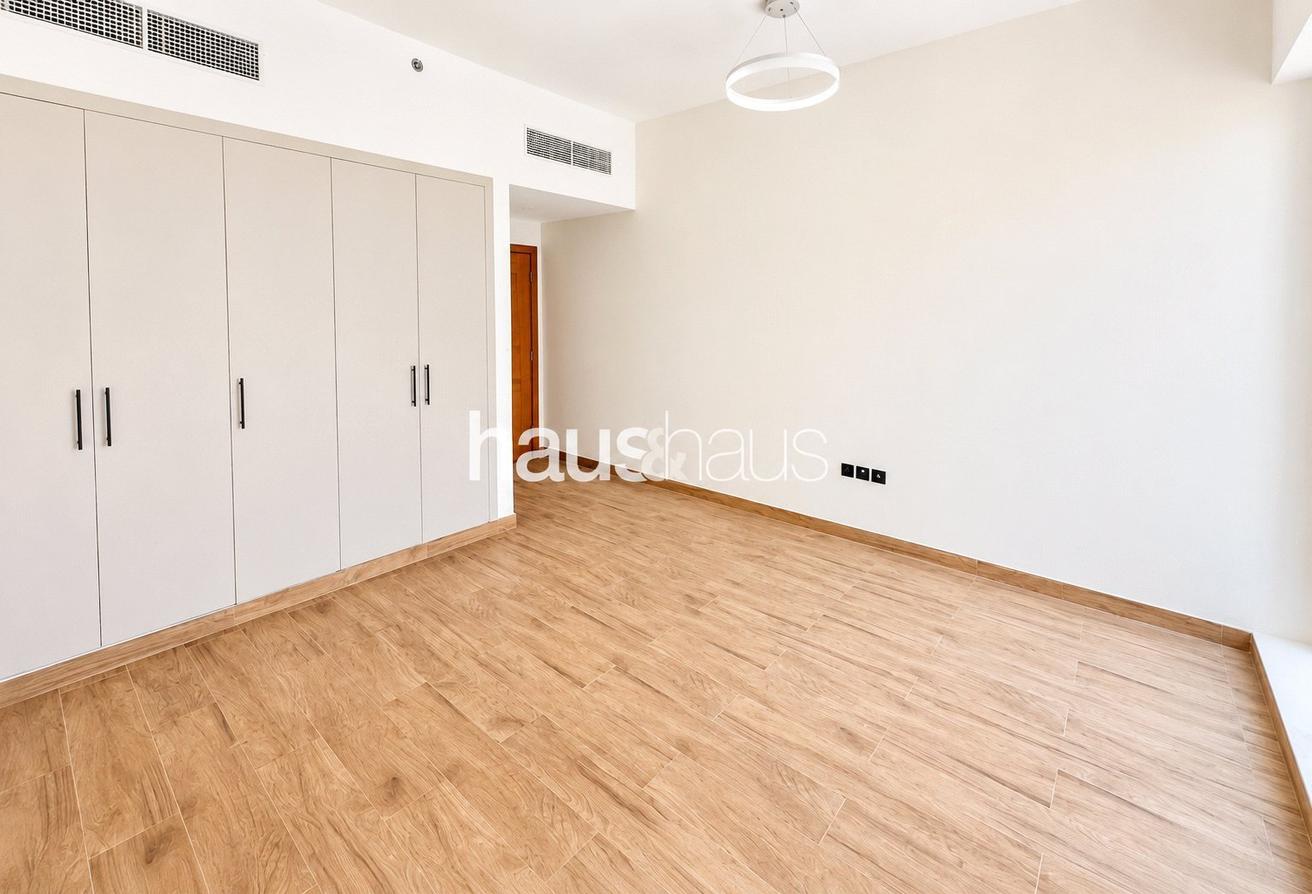 3 Bed Duplex | 3 parking spots | Great ammenities photo 4