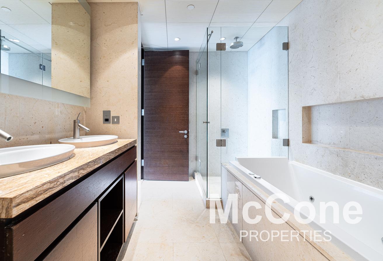 Spacious | Fountain View | Above Level photo 13