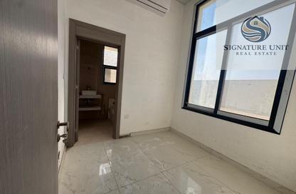 Villa - 4 Bedrooms - 5 Bathrooms for rent in Al Aweer 1 - Al Aweer - Dubai