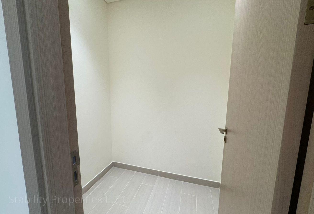 SPACIOUS LAYOUT | PREMIUM AMENTIES | SKYLINE VIEW photo 5