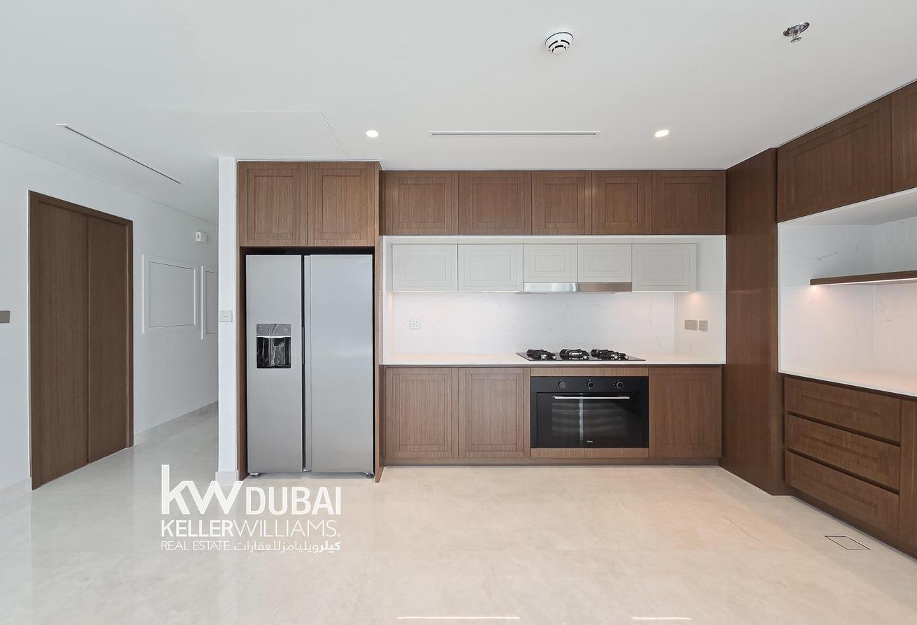 Spacious | Beachfront Living | Unfurnished | Vacant photo 14