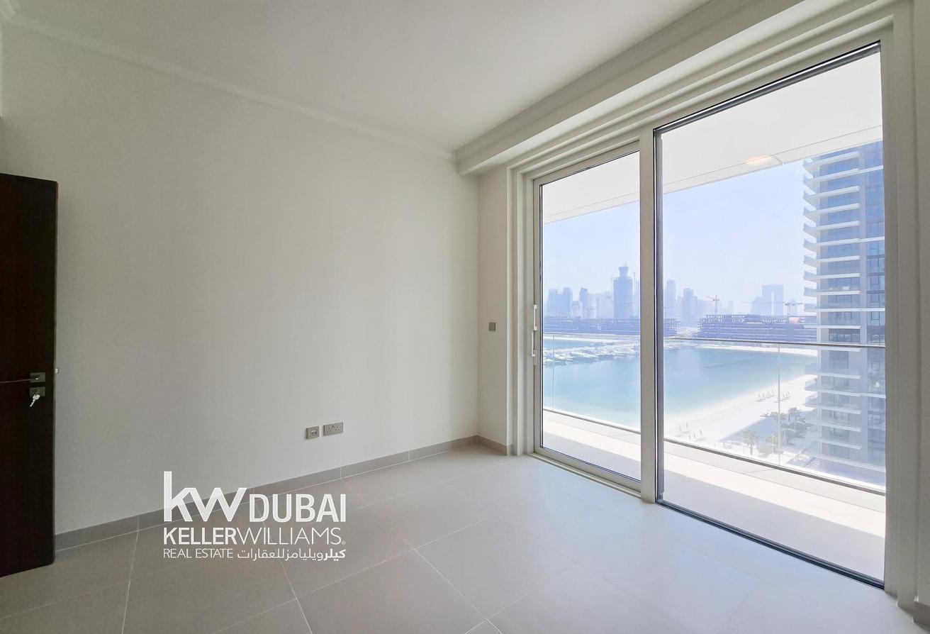 Spacious | Beachfront Living | Unfurnished | Vacant photo 6